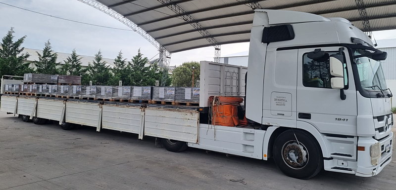 Camión cargado con pallets de baldosas Gómez, listo para salir de la planta