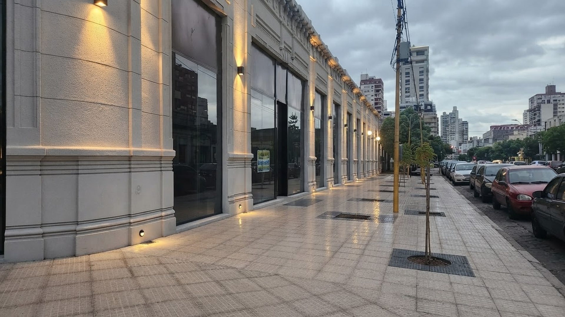 Vereda de mosaicos Lazio recién colocada frente a un edificio, al atardecer